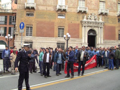 Corteo USB in centro, chiuse vie d'accesso a De Ferrari