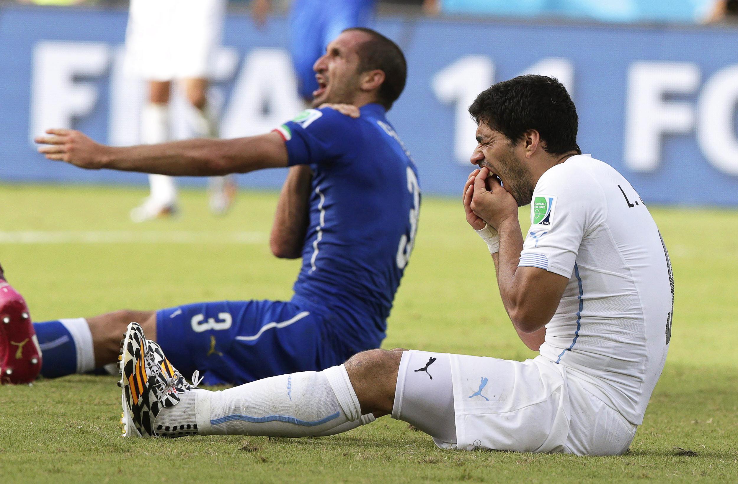 Morso a Chiellini, Mondiale finito per Suarez: squalifica di 4 mesi