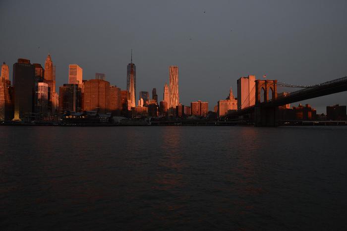 Crolla pezzo facciata Ponte Brooklyn, cinque feriti 