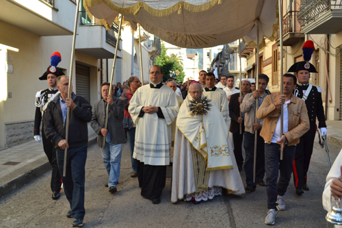  Papa scomunica 'ndrangheta ma processione sosta davanti a casa boss