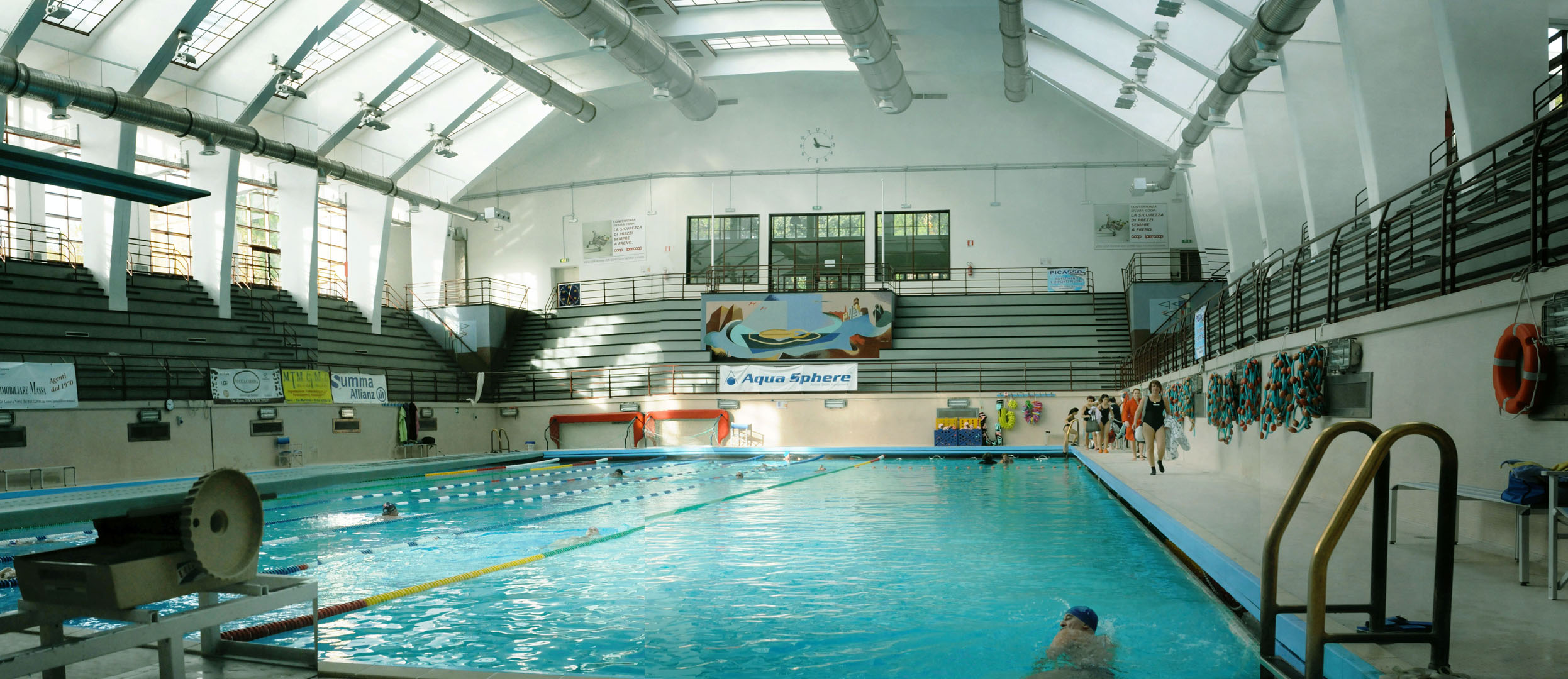 Si fanno chiudere in piscina per rubare nella notte: furto da 2mila euro ad Albaro