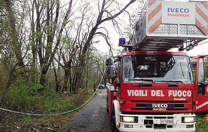 Pioggia e maltempo, superlavoro per i vigili del fuoco