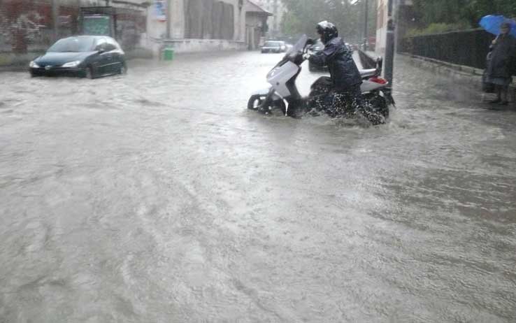 Nubifragio nella notte a Milano: esonda il Seveso, città allagata