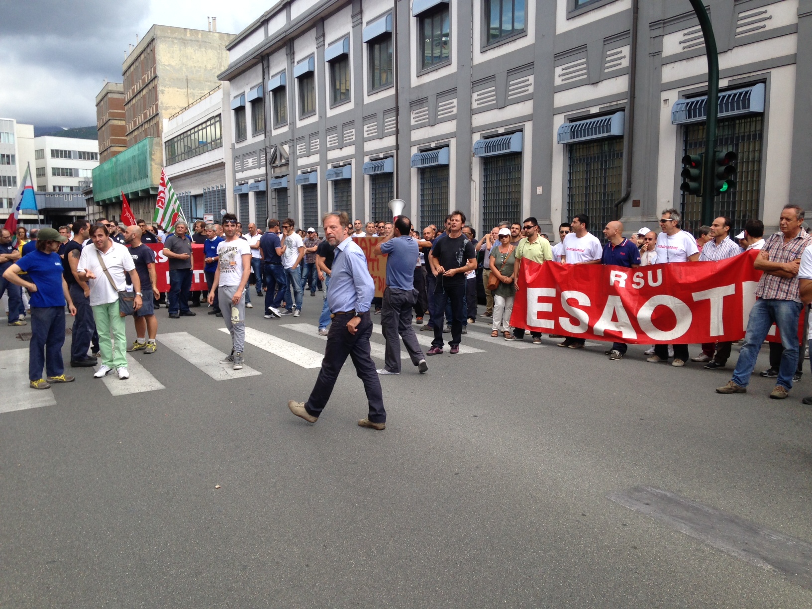 Esaote, dopo assemblea i lavoratori scendono in piazza