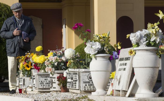 Uccide figlio e 'confessa' davanti tomba