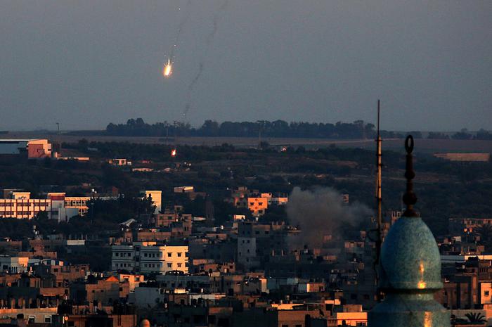 Gaza, 6 morti in due raid nella notte: sono 95 le vittime dall'inizio dell'offensiva