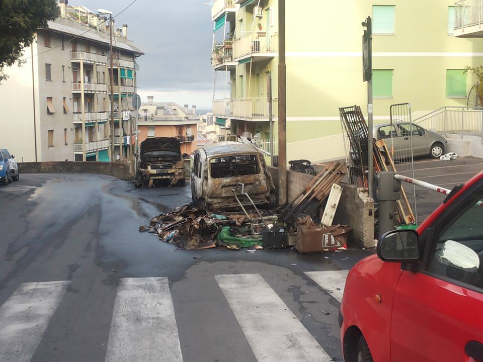 Incendio a Quezzi, interessati un cassonetto della spazzatura e alcune auto