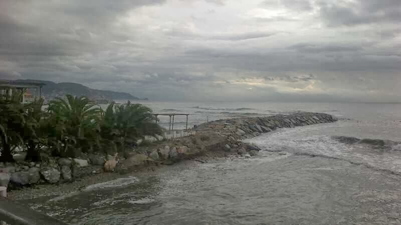 Mare: orgoglio per le bandiere blu, ma il meteo guasta la festa