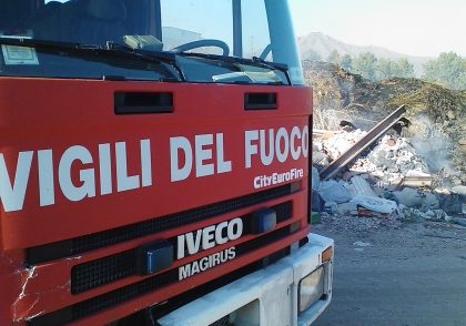 Incendio di sterpaglie in alta Valpolcevera, un ferito