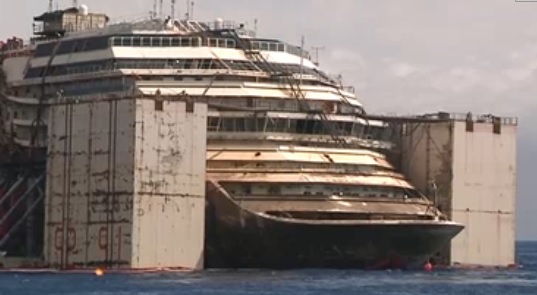 Concordia, fiori nel mare del Giglio per ricordare le vittime 