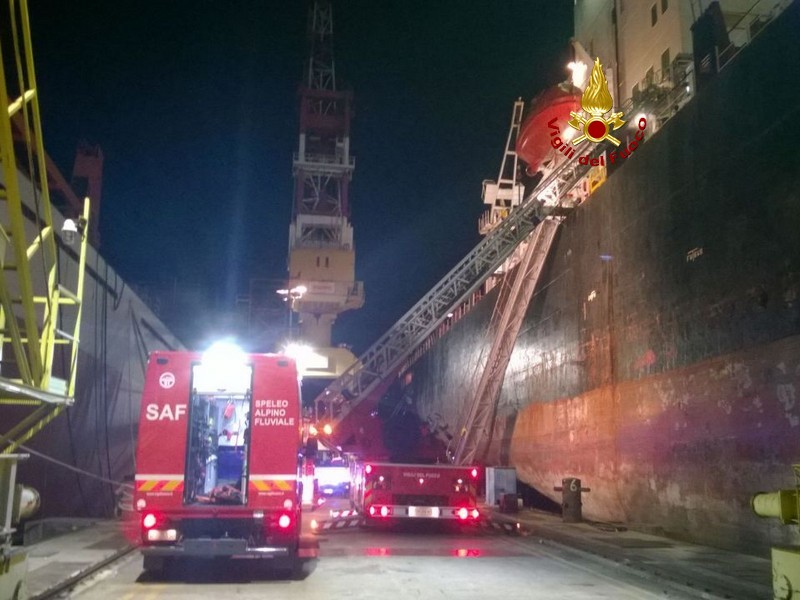 Cade per 15 metri nella stiva di una nave, salvato da vigili del fuoco