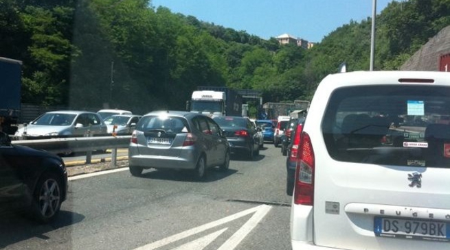 Auto si ribalta in autostrada, tutti salvi i passeggeri