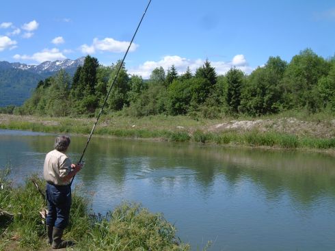 Pesca in fiumi e laghi: via libera ai permessi regionali