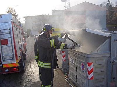 Cassonetti in fiamme nella notte Raid vandalico a San Fruttuoso