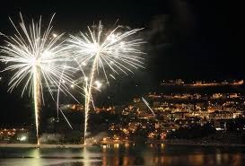 Tutti con gli occhi all'insù, il cielo ligure si accende coi fuochi d'artificio