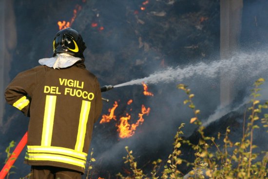 Scoppiato ad Ischia un incendio devastante, le fiamme alimentate dal forte vento