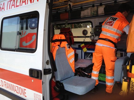 Investito da un'auto vicino al Carlini, in codice rosso al San Martino