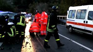 Incidente sulla A12, donna rimane incastrata all'interno della propria auto