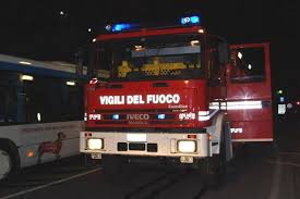 Incendio in un chiosco a Chiavari, il rogo domato dai pompieri dopo due ore