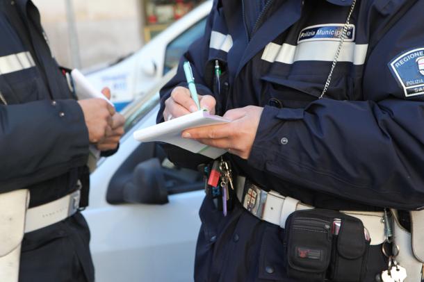 Sosta vietata, la polizia municipale multa il furgone del Comune