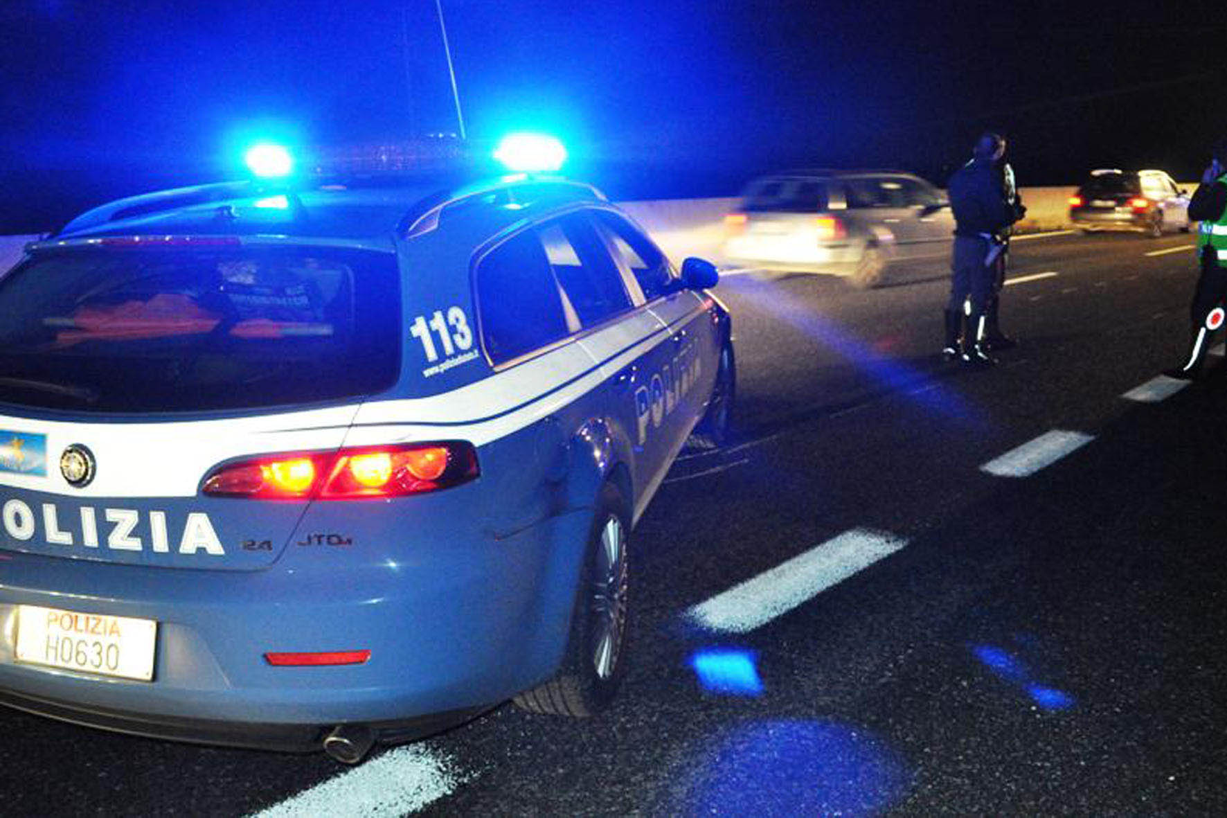 Percorre 25 chilometri contromano in autostrada, fermato sulla A7