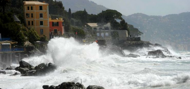 Il maltempo non dà tregua: domani ancora temporali e mareggiate