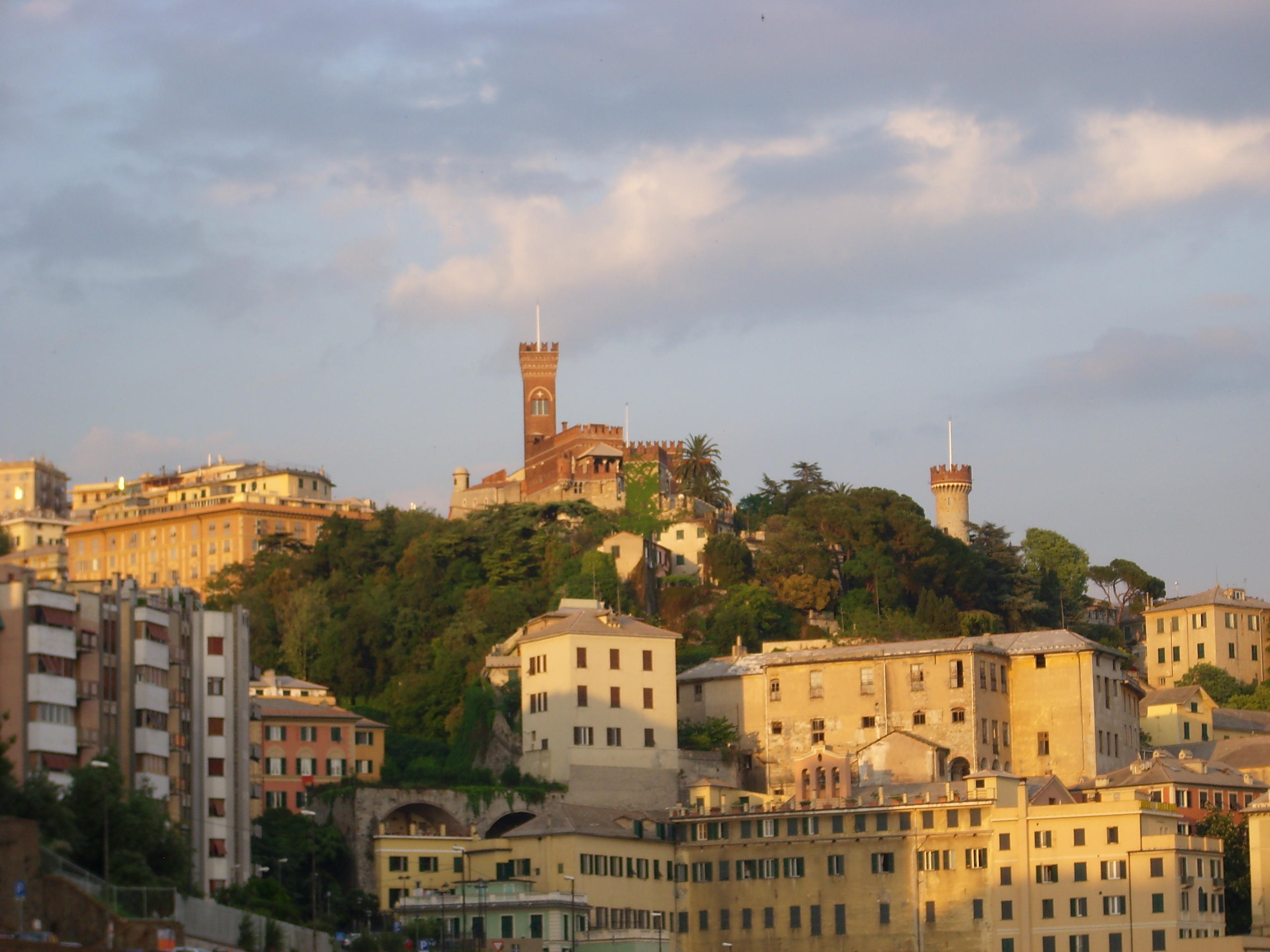 Dal castello al mare, avventura ciclopedonale tra i segreti di Genova