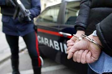 Spacciatore arrestato nei vicoli ferisce a morsi e calci un carabiniere