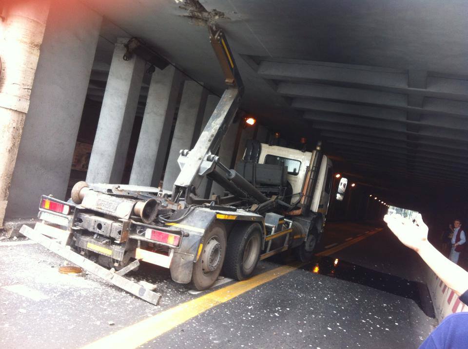 Camion Amiu si incastra nel tunnel: traffico in tilt in Via Canevari