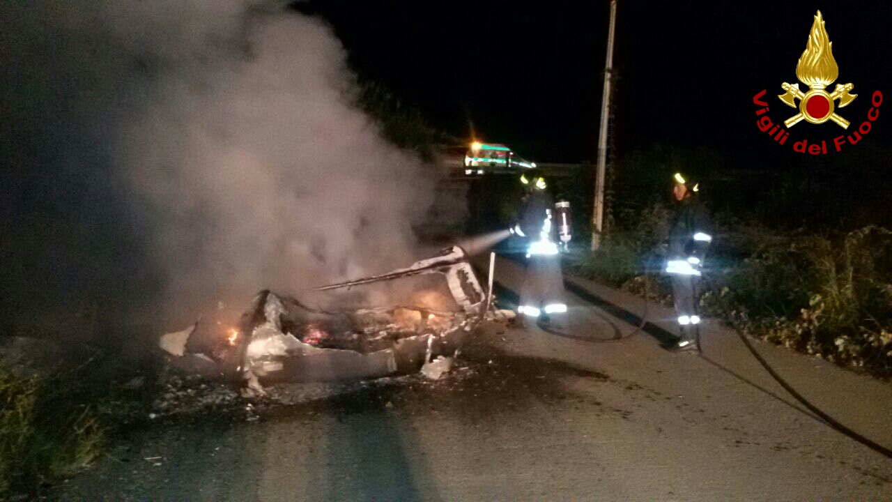 Brucia una roulotte, ma all'interno non c'è nessuno