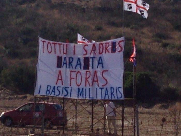 Tensione a Capo Frasca, pietre e fumogeni contro i poligoni militari in Sardegna