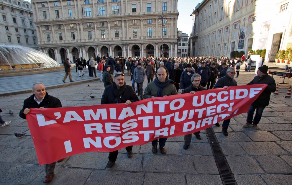 Ex lavoratori amianto presidiano il tribunale