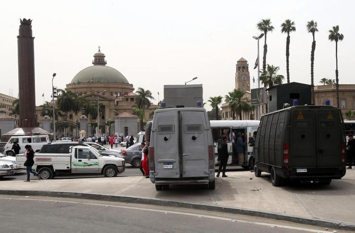 Attentato nel centro del Cairo, almeno quattro morti 