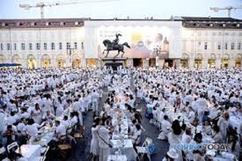 La cena in bianco della Lanterna, pronti oltre mille genovesi