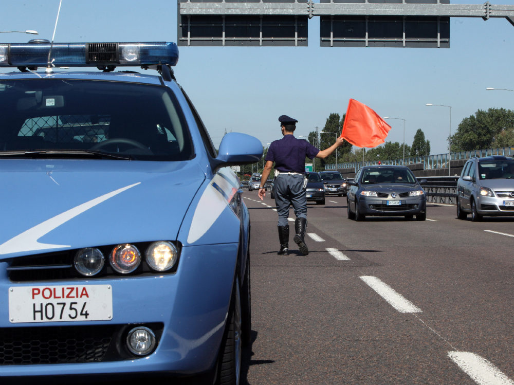 Tir giù dal viadotto in A7, autista in codice rosso