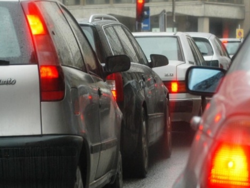 Dopo scoppio tubo acqua traffico in tilt verso lo stadio