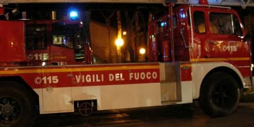 Fiamme a Genova Sampierdarena, a fuoco la baracca di un clochard