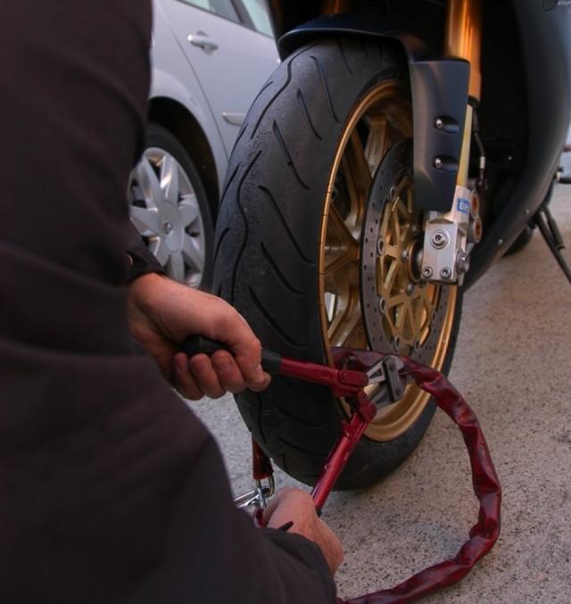 Francesi in fuga dopo furto travolgono scooter, arrestati                            