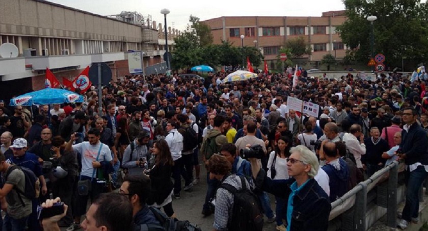 Board Bce a Napoli, manifestanti lanciano bottiglie e fumogeni