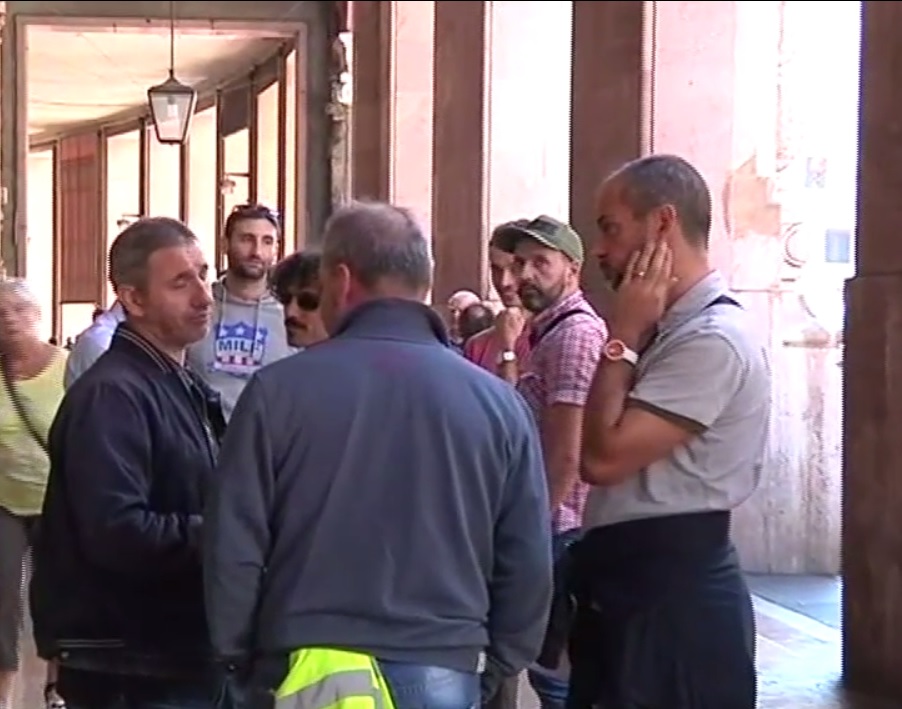 In piazza la protesta dei lavoratori lasciati a casa da Poste Italiane 