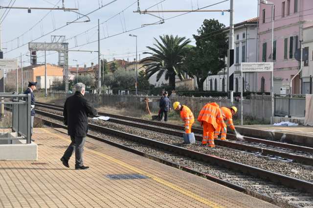 Interrotta linea Milano-Genova, investimento mortale