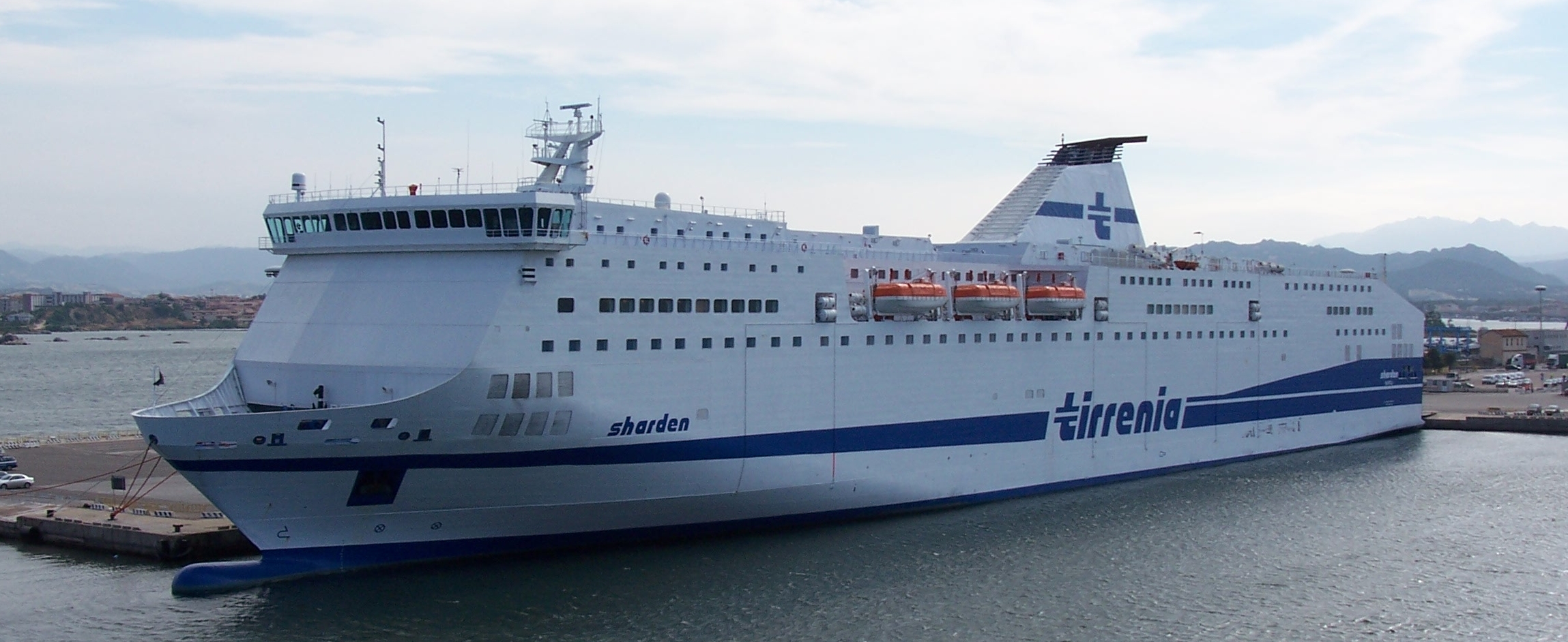 Traghetto urta banchina in porto Genova, nessun ferito