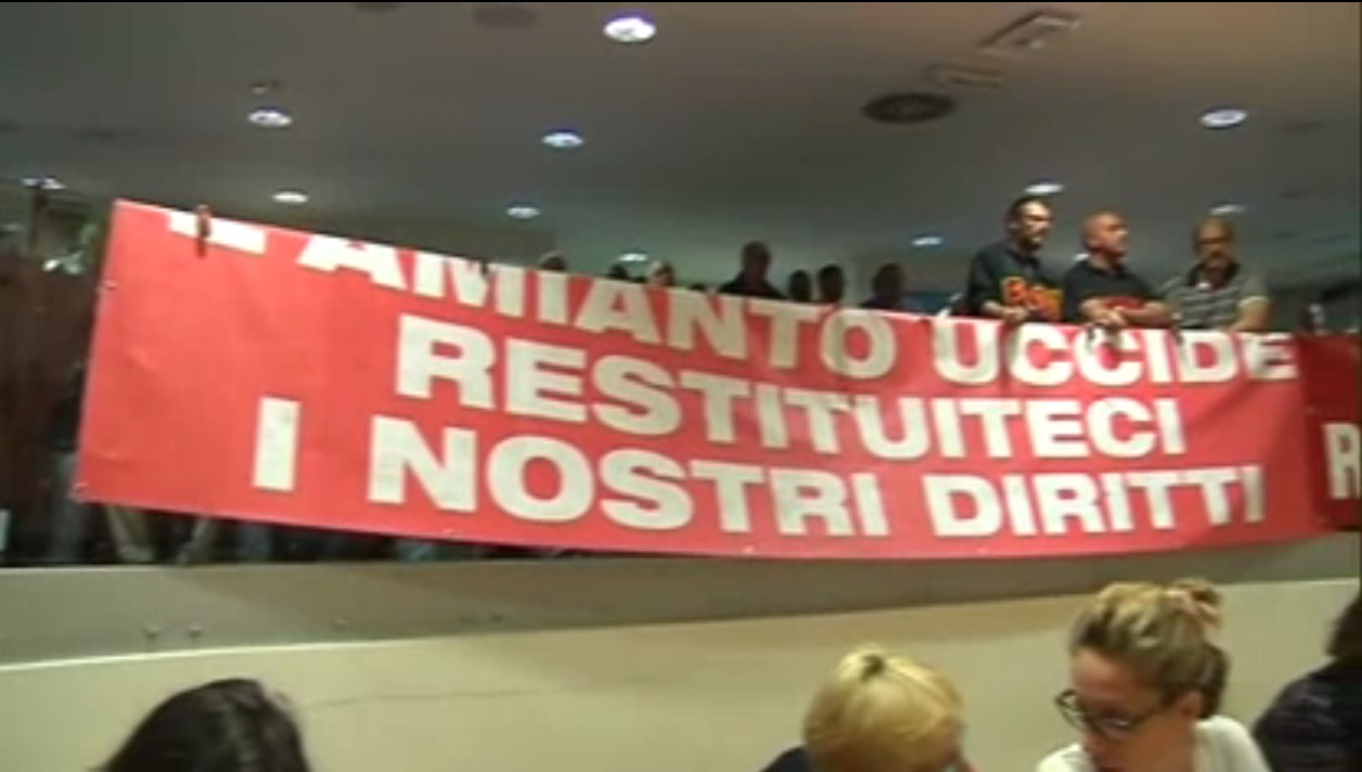 Un centinaio di lavoratori e pensionati protestano in Consiglio regionale