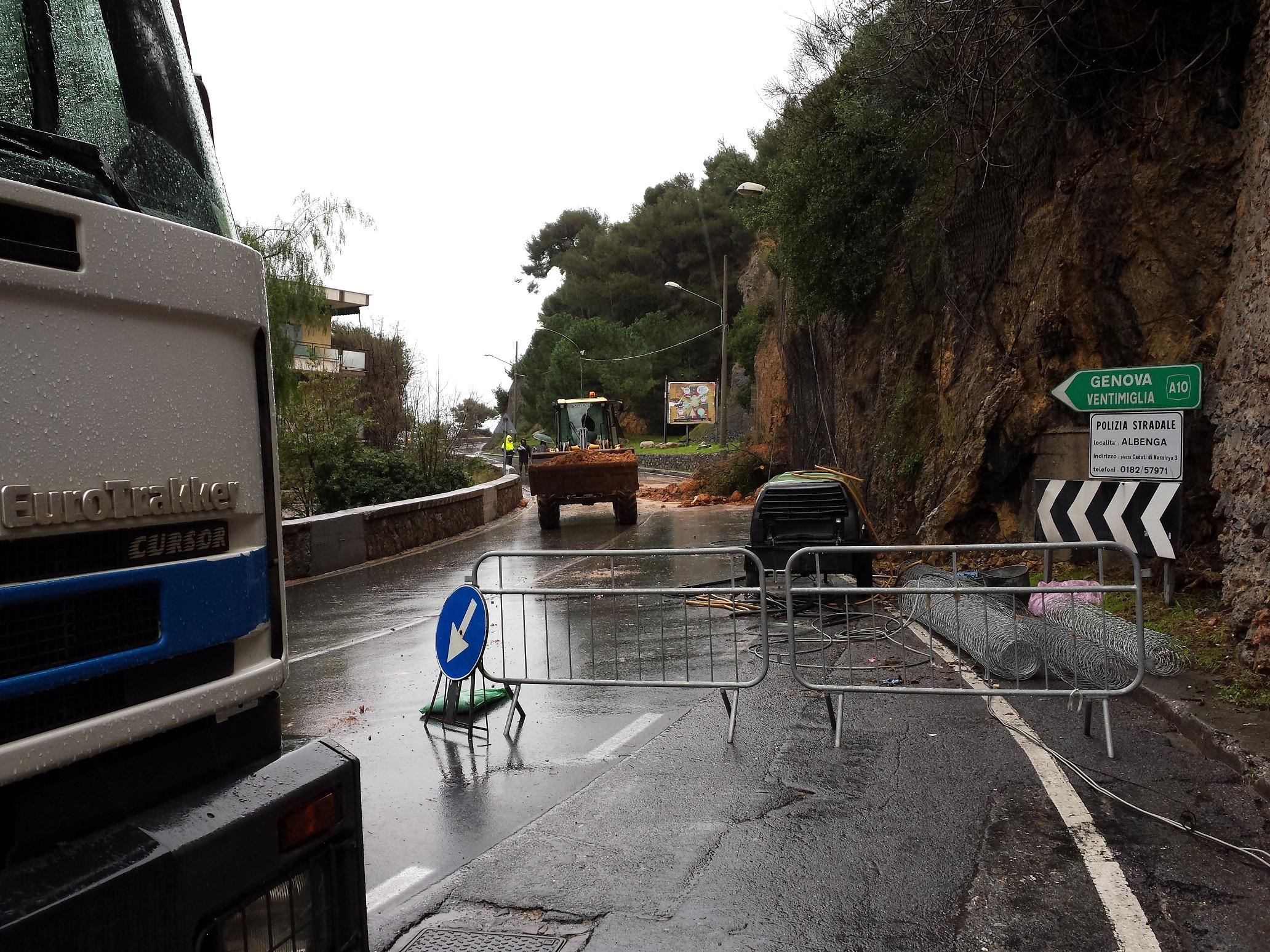 Frana a causa del maltempo, Aurelia chiusa al traffico