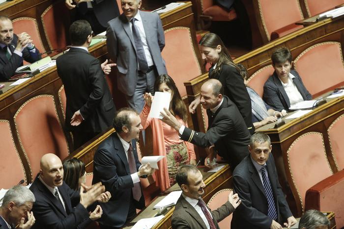 Jobs Act e art.18: caos in aula con la protesta del M5S