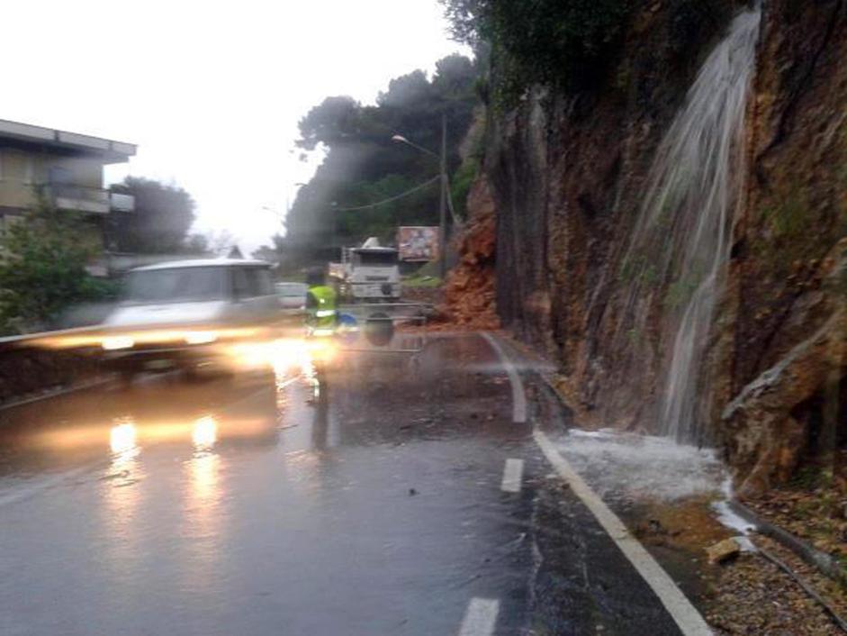 Frana Aurelia riaperta a senso unico a Borghetto