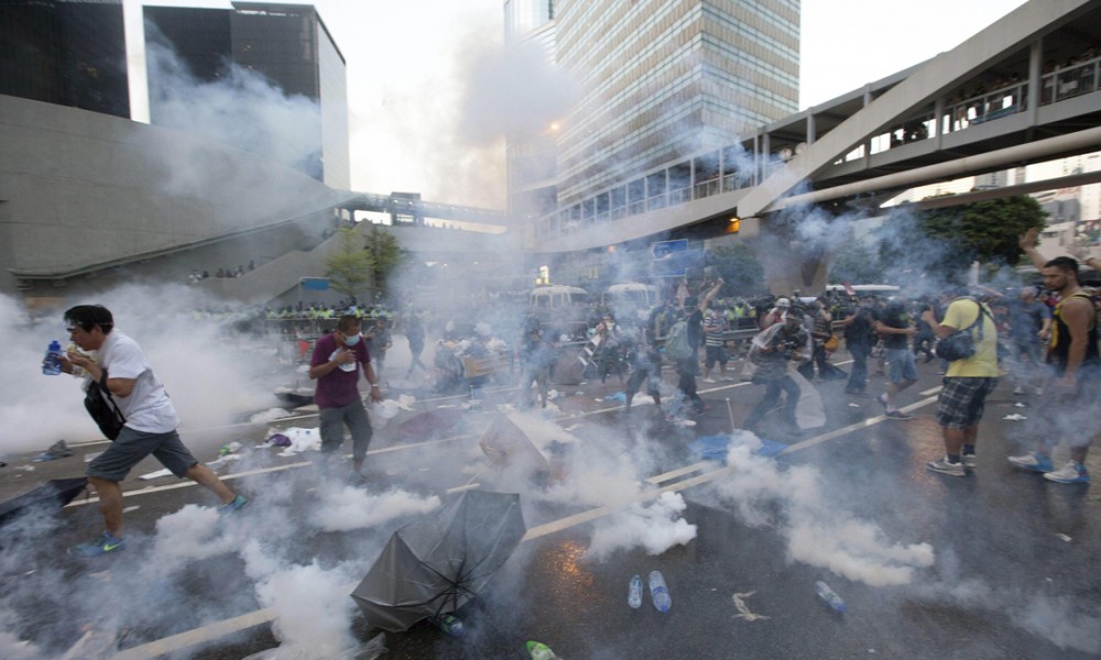 Hong Kong: giovani ''rioccupano'' strada, picchiato dirigente opposizione 