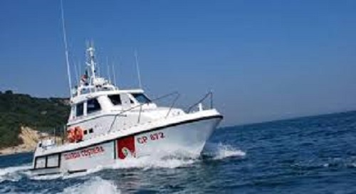 Rimane 12 ore in acqua, canoista soccorso