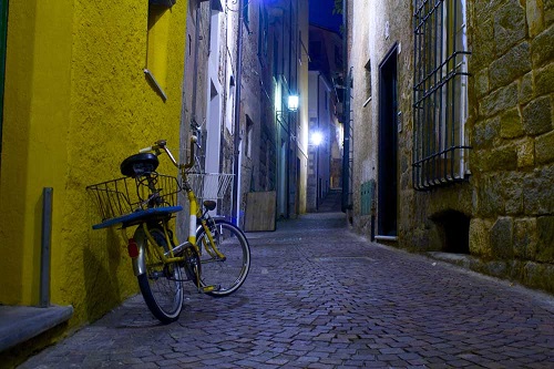 Rapina in strada, passanti con agenti fermano aggressore