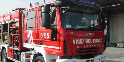 Incendio in valle Armea, a fuoco un furgone